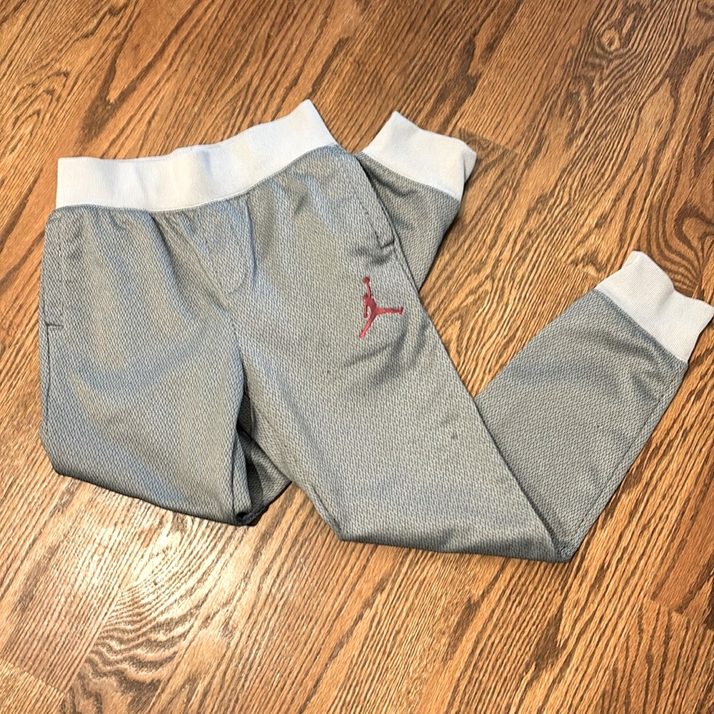 Youth air Jordan sweatpants joggers XL gray therma fit. Fleece interior.